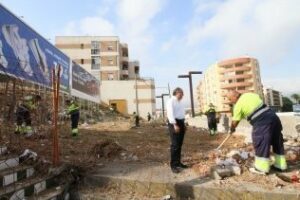 El Ayuntamiento limpia y desbroza una nueva parcela en la avenida Villanueva