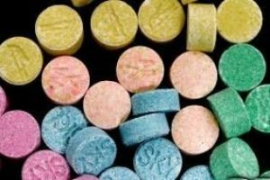 La Guardia Civil detiene en la feria de Tarifa a dos personas con 13 bolsitas de éxtasis (MDMA) y 845 euros.