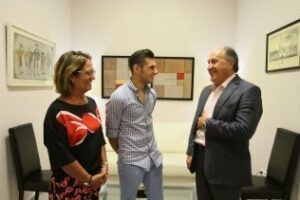 El triunfador de la Escuela Municipal de Tauromaquia, Diego Luque, recibido por Landaluce