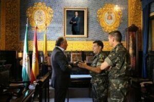 El alcalde recibe al coronel jefe del Regimiento de Guerra Electrónica REW 32