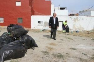Algesa limpia y desbroza las calles La Perlita y Los Arcos