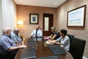 El alcalde recibe al escultor del Monumento a la Legión