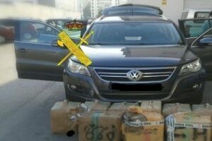 La Guardia Civil interviene 328 kilos de hachís en un vehículo abandonado por su conductor en la rotonda de montilla.