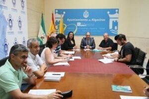 El alcalde da la bienvenida a los integrantes del Consejo Escolar, que hoy ha celebrado su primera reunión