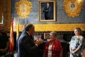 Landaluce homenajea a Catalina Villalobos a propuesta del Consejo Escolar y ante sus alumnos
