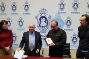 El alcalde agradece el trabajo del cocinero algecireño Elías Alfaro