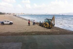 El alcalde lamenta que un nuevo vertido haya afectado a un tramo de la playa del Rinconcillo