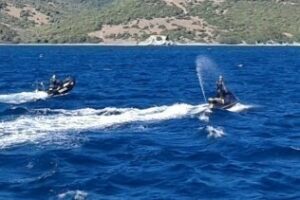 Guardia Civil detiene al piloto de una moto de agua por introducir inmigrantes irregulares en Tarifa