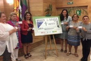 Conesa y De la Fuente presentan el cupón de la ONCE dedicado a la Asociación Española contra el Cáncer