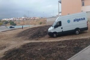 Algesa desbroza las parcelas municipales de la calle José de Espronceda en la barriada del Saladillo