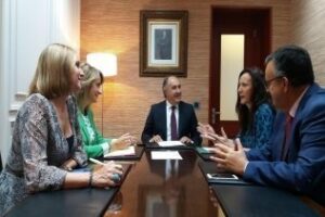 El alcalde recibe a la delegada territorial de Cultura y Turismo