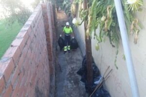 Limpieza en el canal de pluviales de la Colonia San Miguel