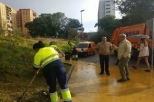 Limpieza de una parcela junto a los de Los Navegantes y la Asociación de Alzheimer