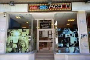 Videoclub Acción liquida sus más de 10.000 películas por cierre