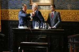 Insignia de la Ciudad al Ministro de Exteriores y de Cooperación