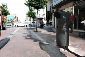 El Ayuntamiento renueva las papeleras de la Calle Regino Martínez