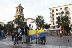 Muñoz y Ros entregan la bandera de la ciudad a un grupo de ciclistas que comienzan el Camino de Santiago desde Algeciras