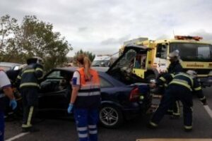 Dos mujeres graves en una colisión frontal en el Acceso Sur al Puerto