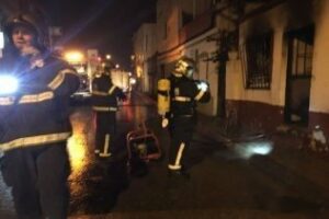 Los Bomberos de Algeciras rescatan a una persona atrapada en medio de un incendio