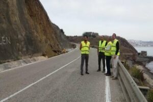 González de la Torre visita la carretera de El Faro para estudiar las soluciones a adoptar