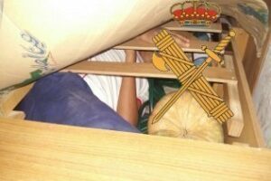 Detenida una persona que llevaba oculto en un doble fondo en un vehículo a un menor de edad