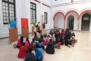 Alumnos del Virgen del Mar realizan una visita guiada a la exposición de Miradas Cómplices"