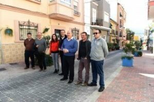 Alcalde supervisa trabajos de embellecimiento de la calle San Antonio