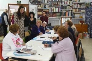 Conesa visita a los mayores de La Unión que participan en un taller de memoria