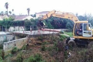 Emalgesa supervisa la demolición de un puente sobre el arroyo Cachón