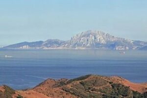 Un buque liberiano sufre un accidente en el Estrecho y obliga a activar el plan anticontaminación