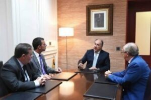 Alcalde se reúne con la empresa Dabo Consulting para fijar formación a desempleados