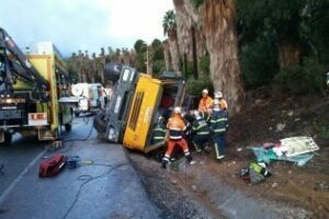 Bomberos de Algeciras rescatan a conductor tras sufrir un accidente de tránsito
