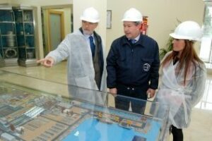 Salvador De la Encina visita las instalaciones de Acerinox