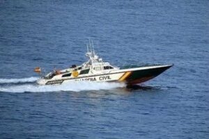 Perdida una patera con diez inmigrantes en aguas del Estrecho