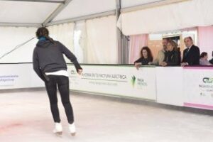 Comienza a funcionar la pista de patinaje sobre hielo