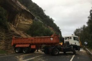 Desprendimientos en la N-340 a la altura de la Barca de Vejer
