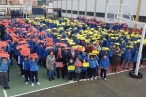 Ceremonia de izada de bandera en el Colegio Nuestra Señora de los Milagros