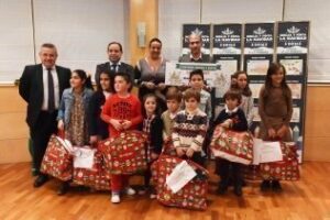 Laura Ruiz hace entrega de premios del concurso infantil de pintura