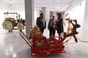 La exposición de trabajos con latas se muestra en la sala de Caja Sur