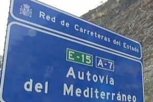 Una colisión entre dos vehículos en la A-7 se salda con tres heridos