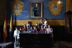 El alcalde recibe a los niños del programa Garabatos" de Onda Algeciras TV