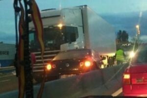 Un turismo en dirección contraria (A7) colisiona con un camión y crea 3 km de retenciones