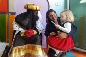 Laura Ruiz participa en la convivencia navideña del Centro Educativo Los Guardianes"