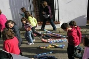 Los niños se preparan para participar en el arrastre de latas y recibir a los Reyes Magos