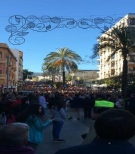 Más de 30.000 personas participan en el Tradicional Arrastre de Latas de Algeciras