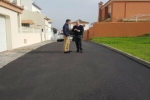 Visita al trabajo final de asfaltado de la calle Yate
