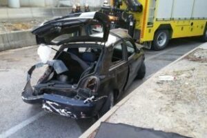 Rescatan al conductor tras caer desde 6 metros al salirse de la vía