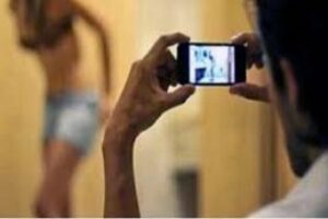 Dos detenidos en Tarifa por coaccionar a una tercera con difundir imágenes íntimas en redes sociales