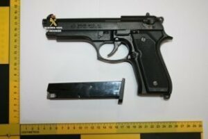 Detienen a dos presuntos agresores por intimidar con arma de fogueo a una persona