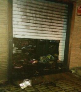 Arde un bazar de juguetes frente al parque de Bomberos de Guadacorte